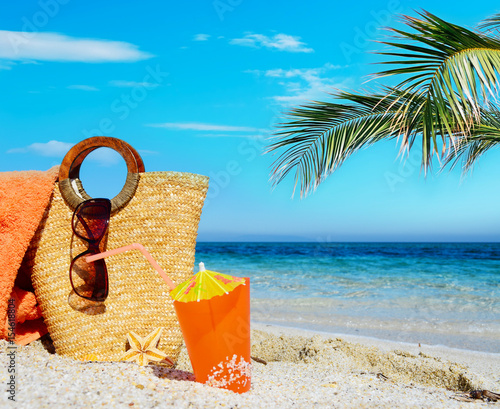 Fototapeta Naklejka Na Ścianę i Meble -  Straw bag and cocktail on the beach