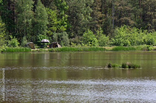 Biwak w lesie nad jeziorem.