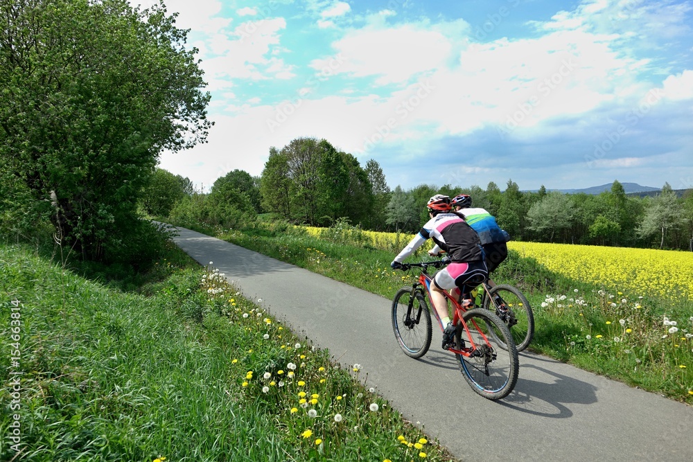 Naklejka premium der weg ist das ziel - radfahrer