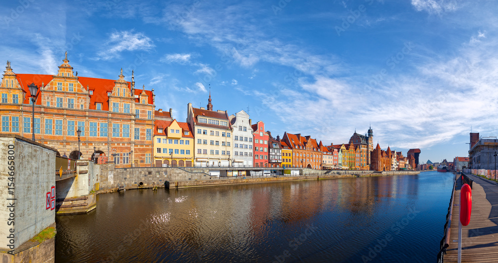 Obraz premium The riverside with the characteristic promenade of Gdansk, Poland.