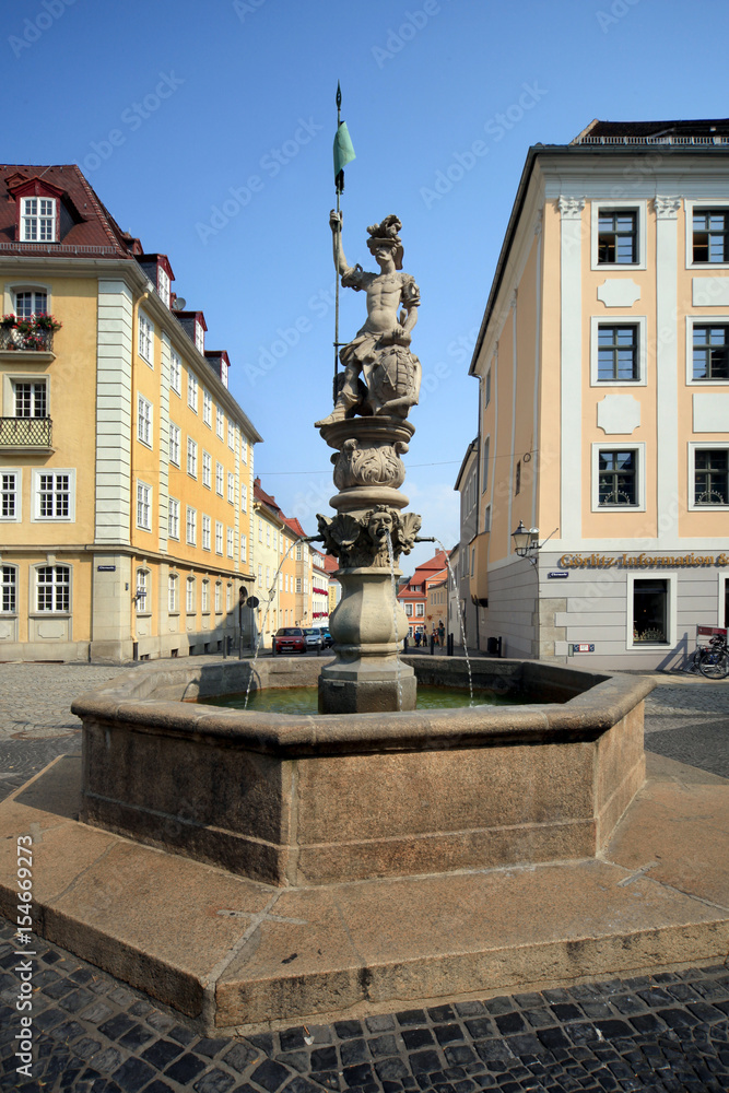 Fototapeta premium Sandsteinbrunnen in Görlitz am Obermarkt.1 