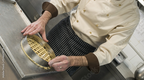 Obraz na plátně pasticcere prepara una crostata al cioccolato