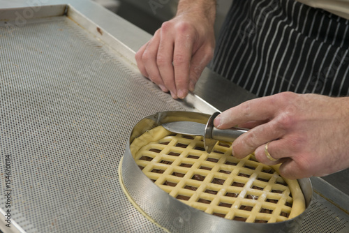Obraz na plátně pasticcere prepara una crostata al cioccolato