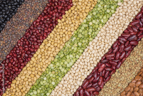 Quadro su tela Multicolor dired legumes for diagonal background, Different dry bean for eating