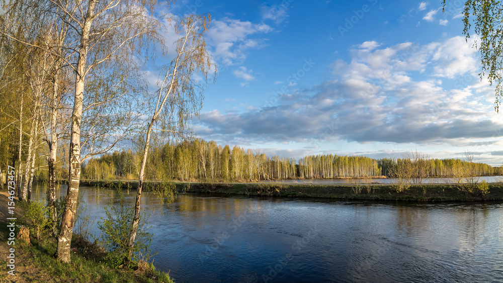 весенний пейзаж на Уральской реке с деревьями на берегу, Россия, май