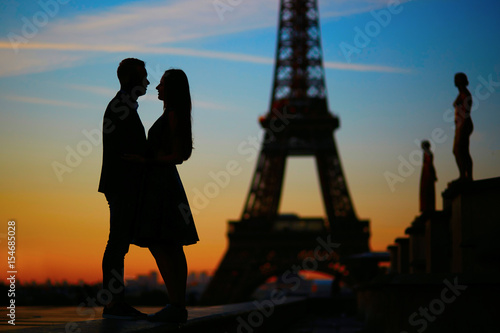 Silhouettes of romantic couple near the Eiffel tower at sunrise © Ekaterina Pokrovsky