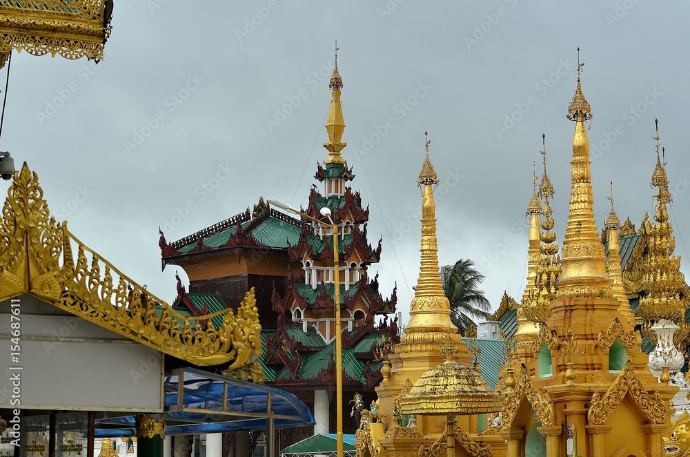 Fototapeta premium STUPA PAGODE SWHEDAGON MYANMAR (Birmanie)