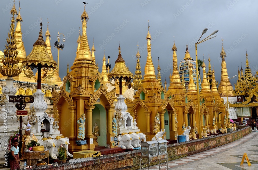 Fototapeta premium STUPA ET PAGODE SWHEDAGON MYANMAR (Birmanie)