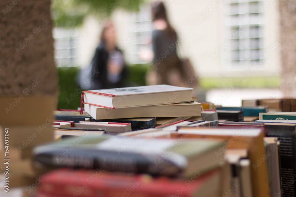 Fototapeta premium Bücherstapel, Flohmarkt