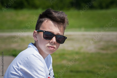 Chłopiec w okularach przeciwsłonecznych