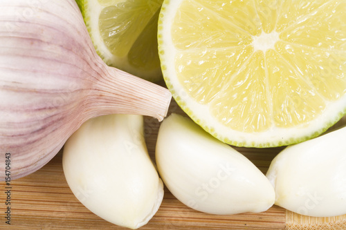  Garlic with lemon on wood