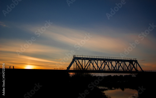 Железнодорожный мост на закате