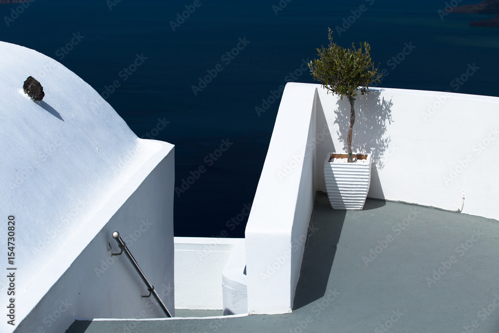 Obraz premium White architecture on Santorini Island, Greece, with viel to the sea.