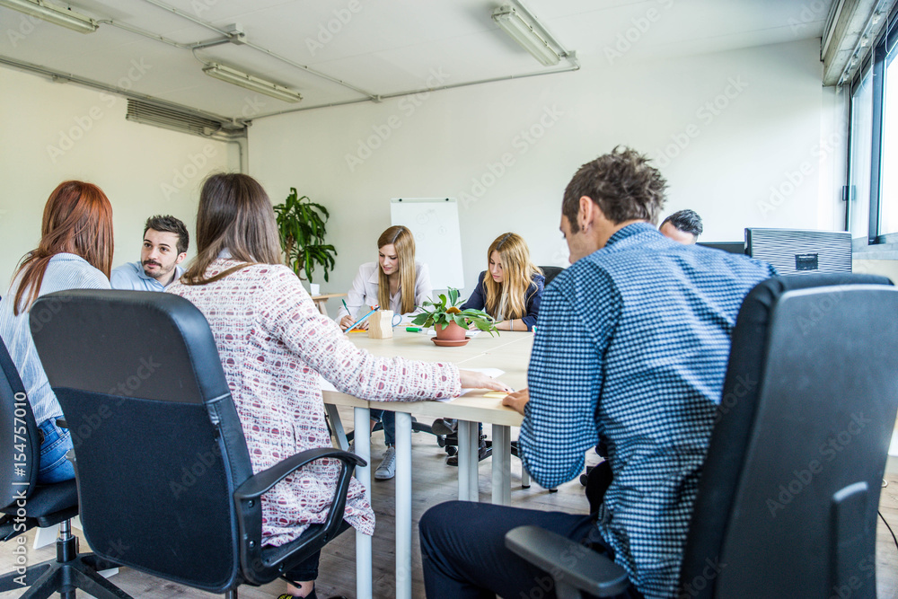 Naklejka premium Brainstorming in a startup office