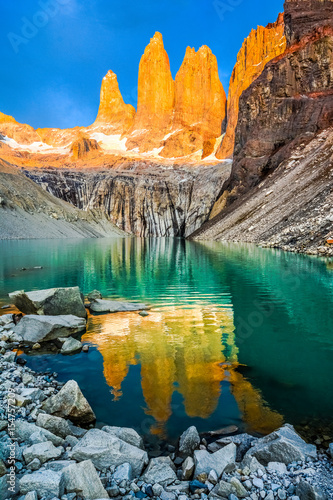 Laguna torres z góruje przy zmierzchem, Torres Del Paine park narodowy, Patagonia, Chile