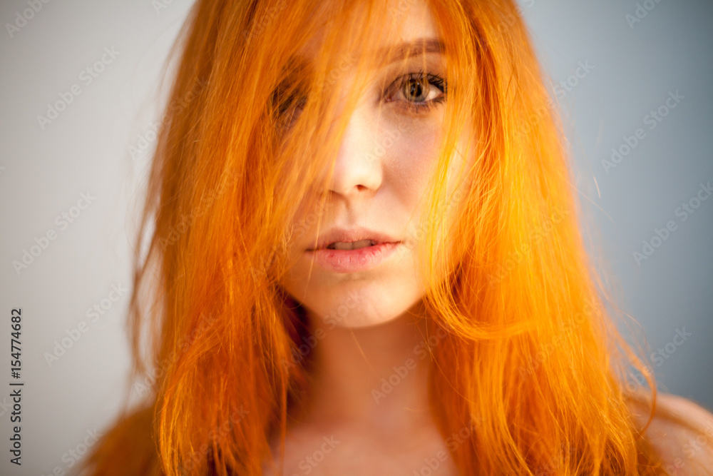 Naklejka premium Dreammy portrait of woman in soft focus in studio photo. Attractive and beautiful woman