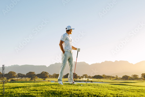 Φωτογραφία Male golfer standing on golf course
