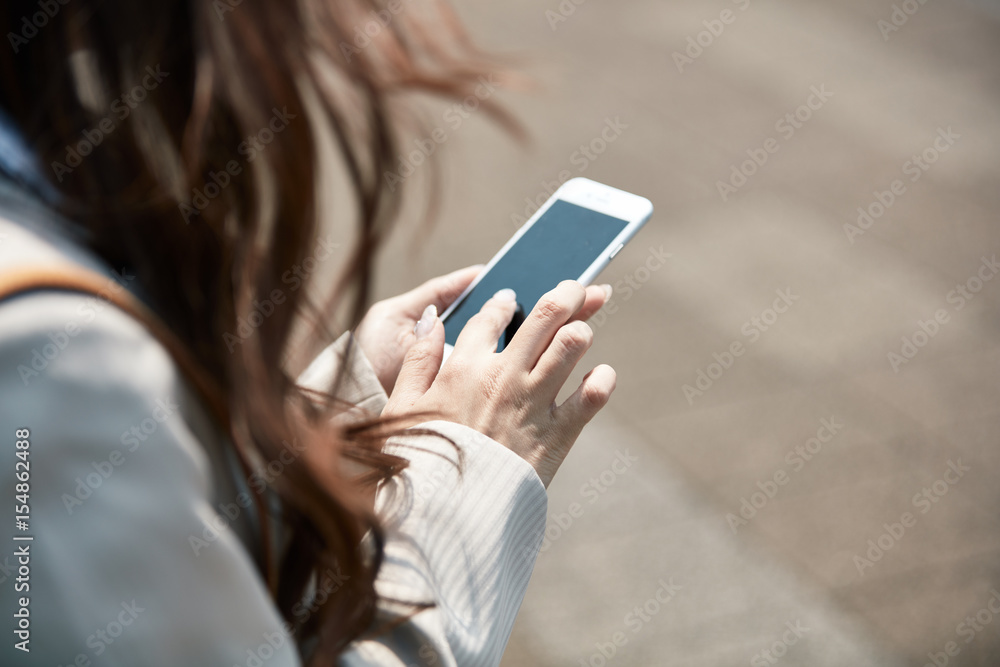 携帯電話を使う女性 携帯電話を使う女性