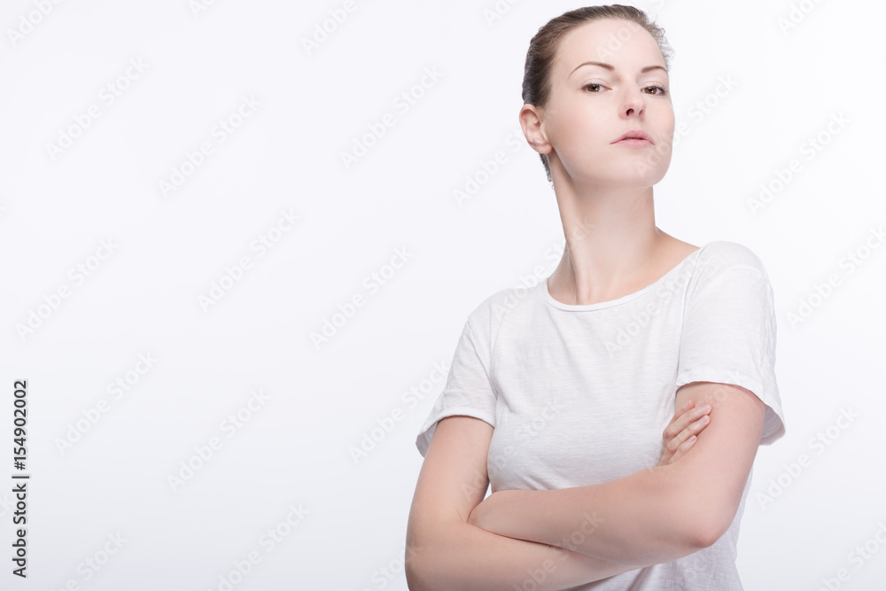Junge hübsche Frau im weissen Shirt und verschränkten Armen Junge hübsche Frau im weissen Shirt und verschränkten Armen