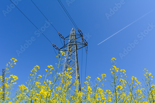 Strom durch den Strommast mit blauem Himmel photo