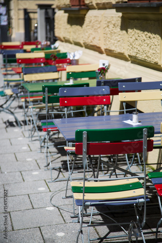 bunte Stühle und Tische vor Restaurant © Dagmar Breu
