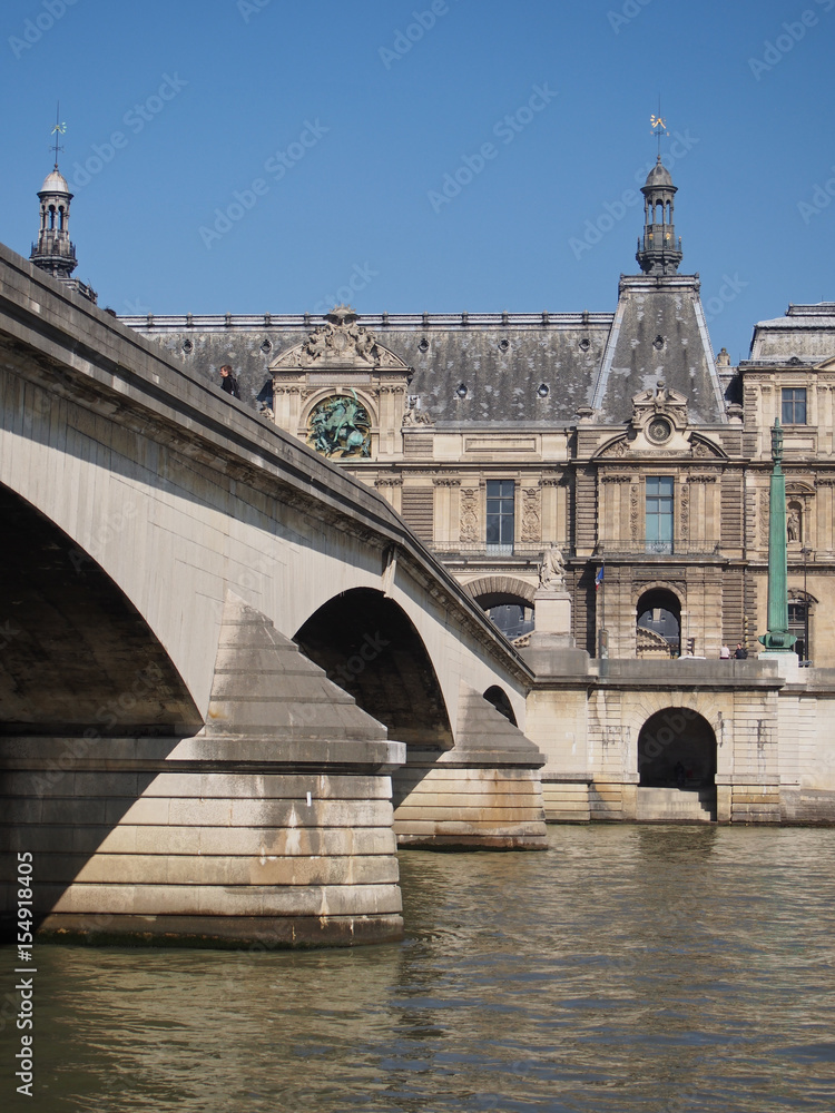 Le Pont du Carrousel et Le Palais du Louvre - Paris