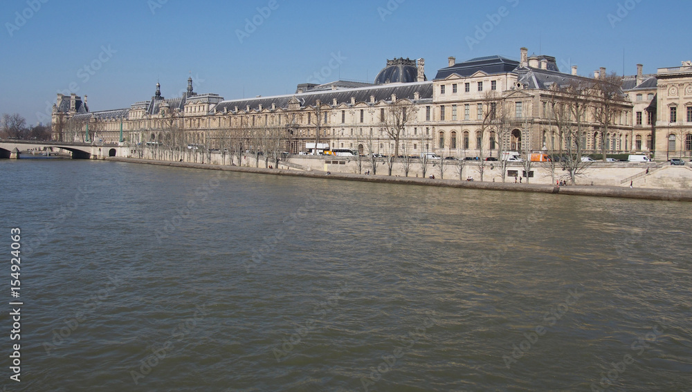 La Seine et le Palais de Louvre - Paris
