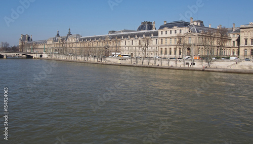 La Seine et le Palais de Louvre - Paris