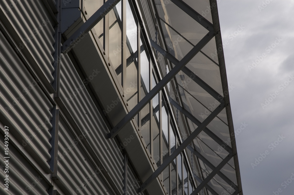 Fensterfront mit Sonnenschutz