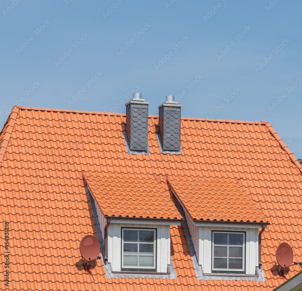 Dachgauben mit Fenstern und Schornsteinen