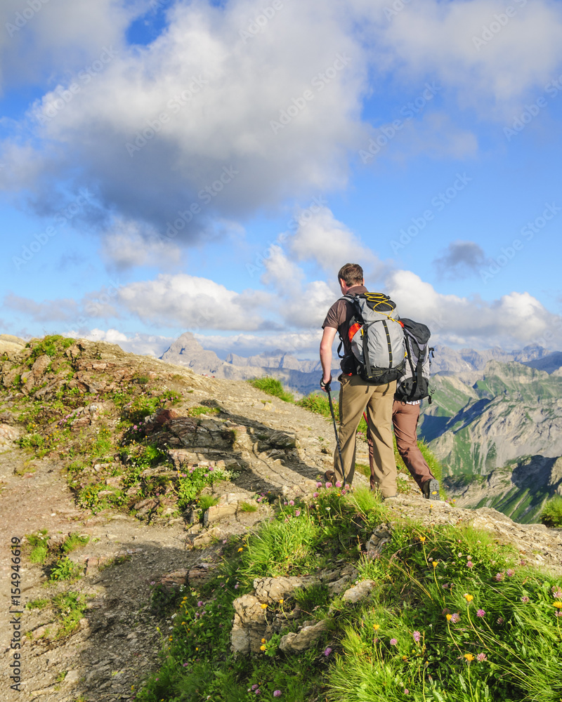 Wanderer am Nebelhorn-Gipfel im Allgäu Wanderer am Nebelhorn-Gipfel im Allgäu