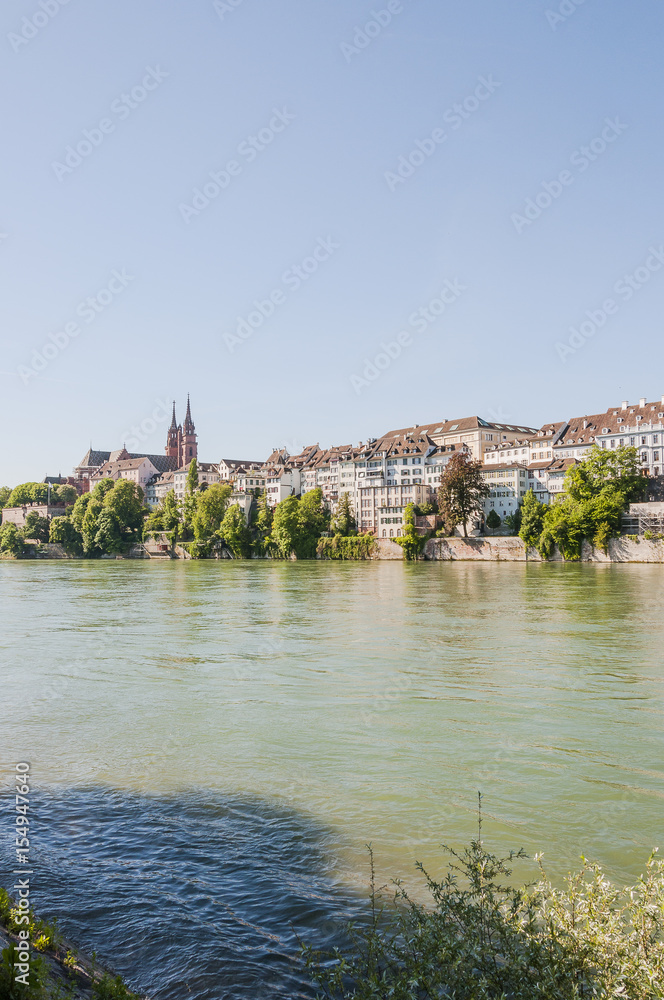 Fototapeta premium Basel, Stadt, Altstadt, Basel-Stadt, Münster, Kirche, Rhein, Rheinufer, Pfalz, historische Häuser, Grossbasel, Kleinbasel, Frühling, Sommer, Schweiz
