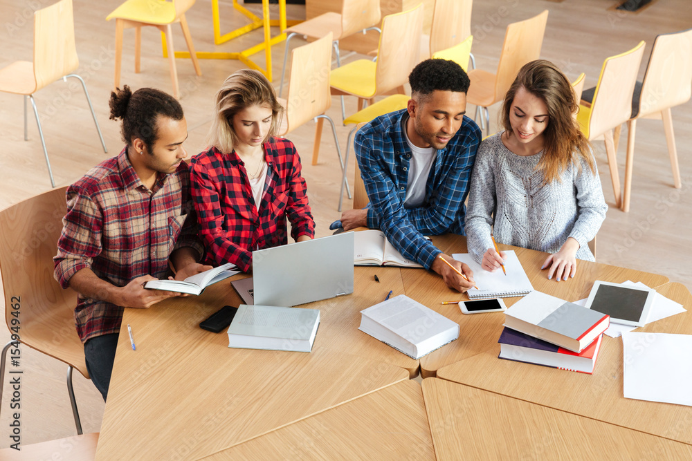 Obraz premium Students sitting in library