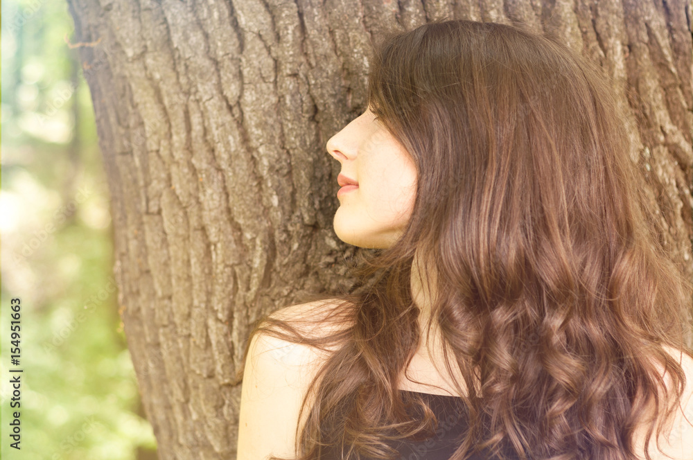 Naklejka premium Woman portrait in side view posing outdoor
