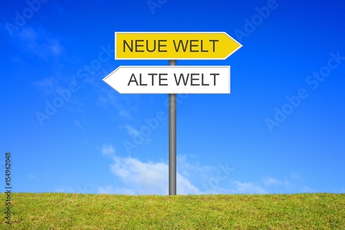 Konstfotografi Schild Wegweiser zeigt Neue Welt und Alte Welt