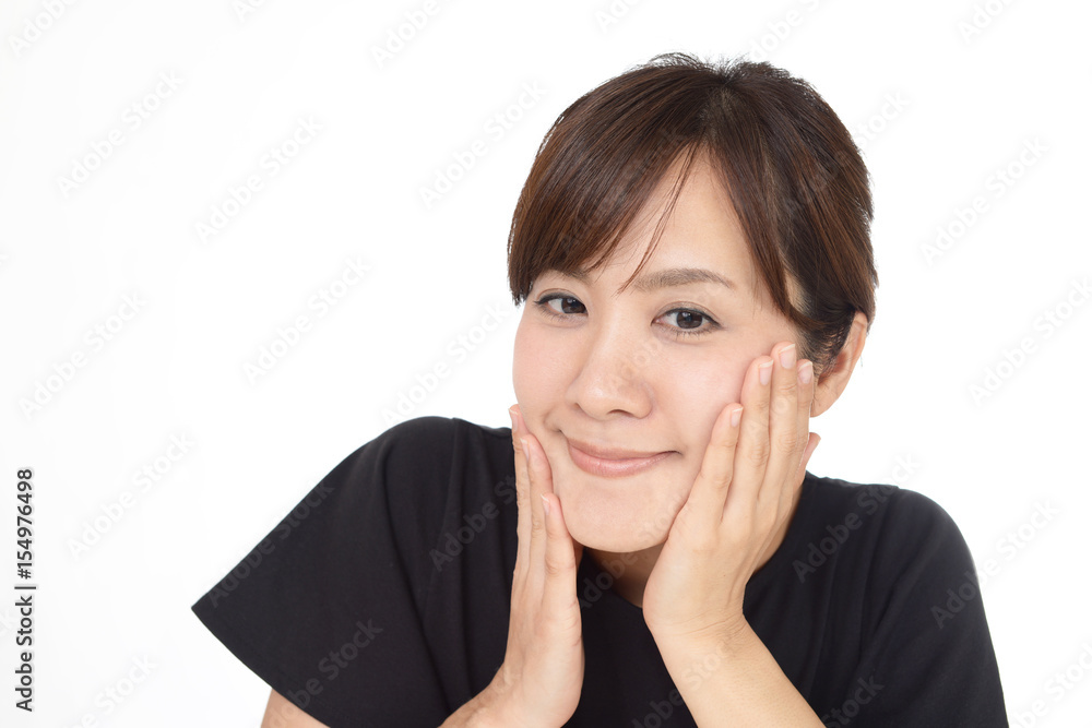 スキンケアをする女性 スキンケアをする女性