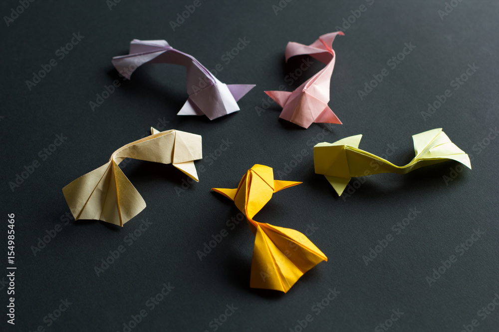 Φωτογραφία Oval frame figure of handmade paper craft origami gold koi carp fishes on black background