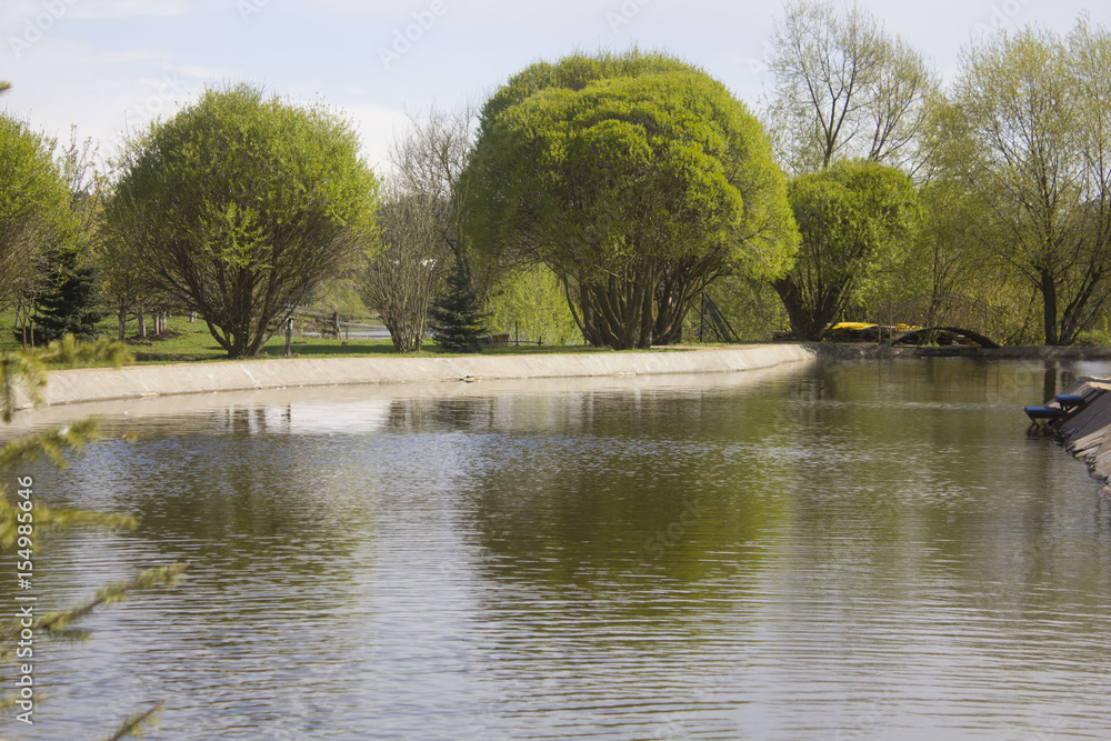 Old bridge на пруду