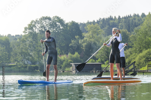 Canvastavla Spaß in der Gruppe beim Stand Up Paddling