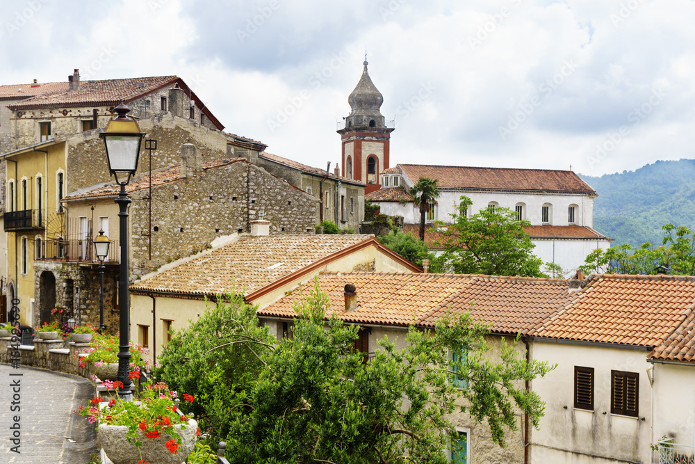 Morigerati im Nationalpark Cilento mit der Kirche San Demetrio Martire Morigerati im Nationalpark Cilento mit der Kirche San Demetrio Martire