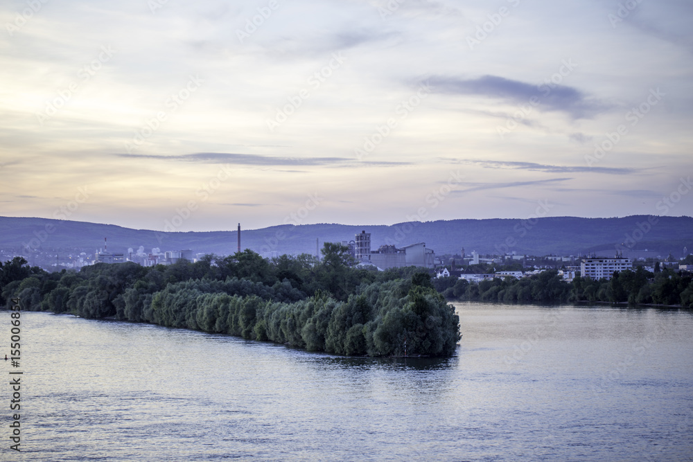 Sonnenuntergang über einer Aue auf dem Rhein bei Mainz
