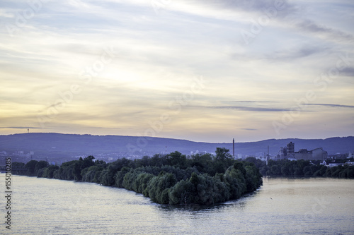 Sonnenuntergang über einer Aue auf dem Rhein bei Mainz