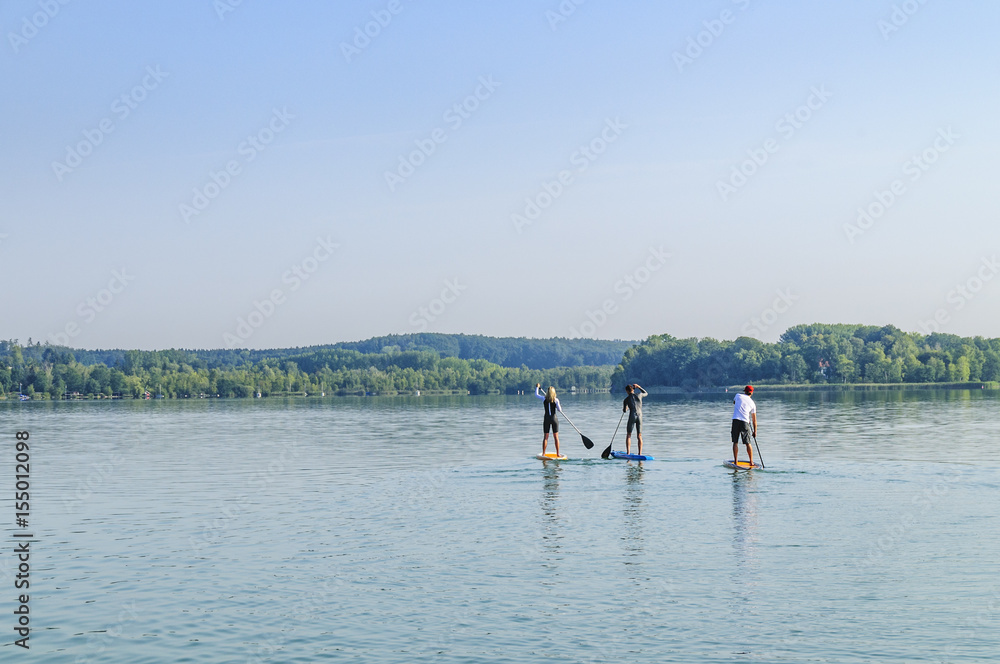 3 Stehpaddler auf dem Wörthsee in Bayern