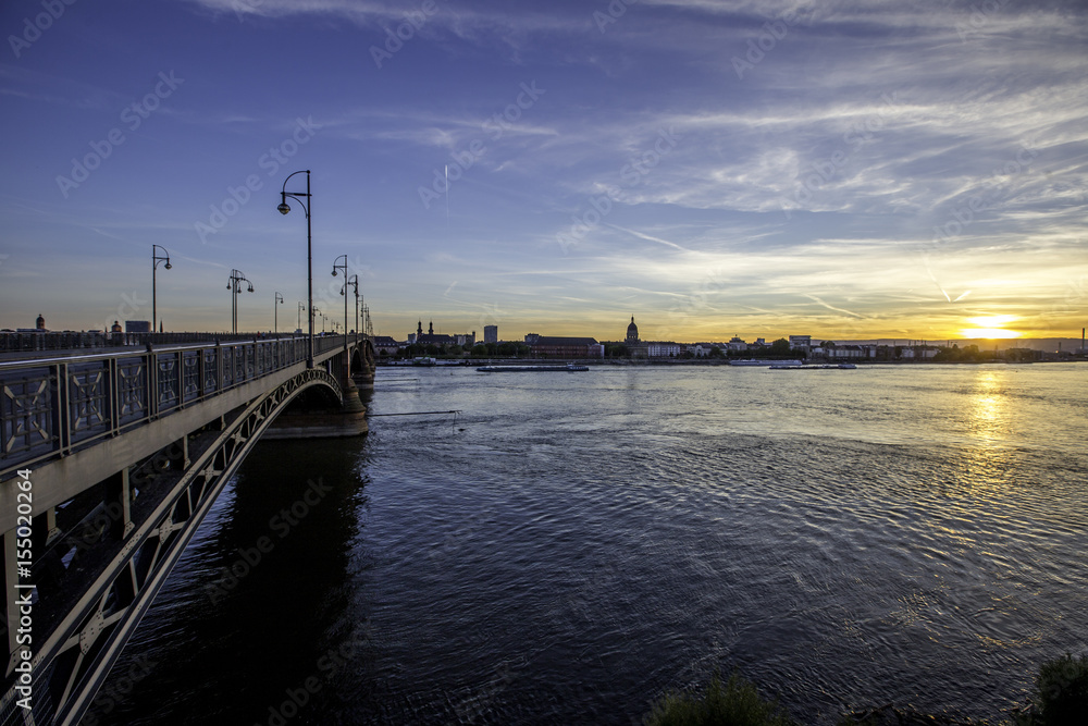 Brücke über den Rhein im Sonnenuntergang