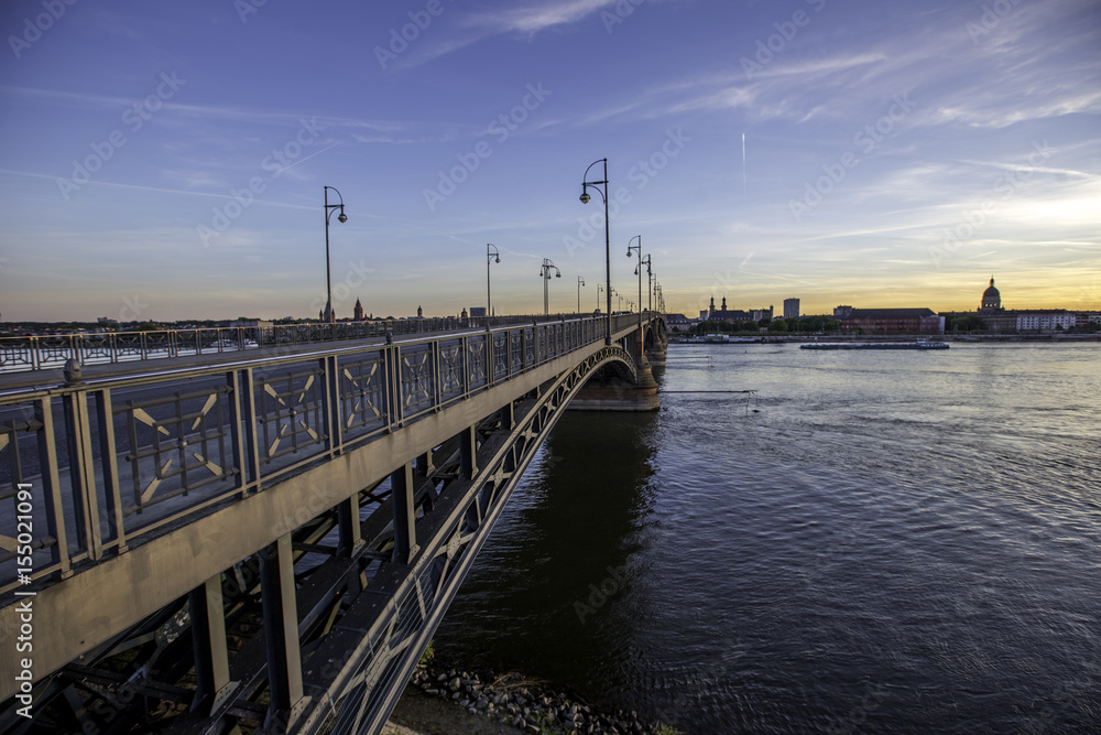 Brücke über den Rhein im Sonnenuntergang