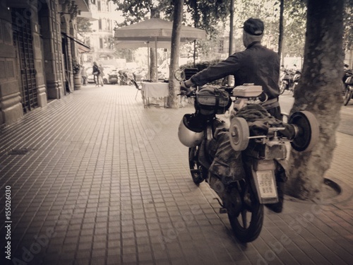 Tablou pe pânză Afilador paseando por la calle oficio olvidado