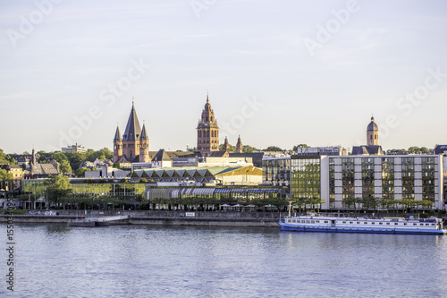 Rheinufer bei Mainz an einem Sommerabend © parallel_dream