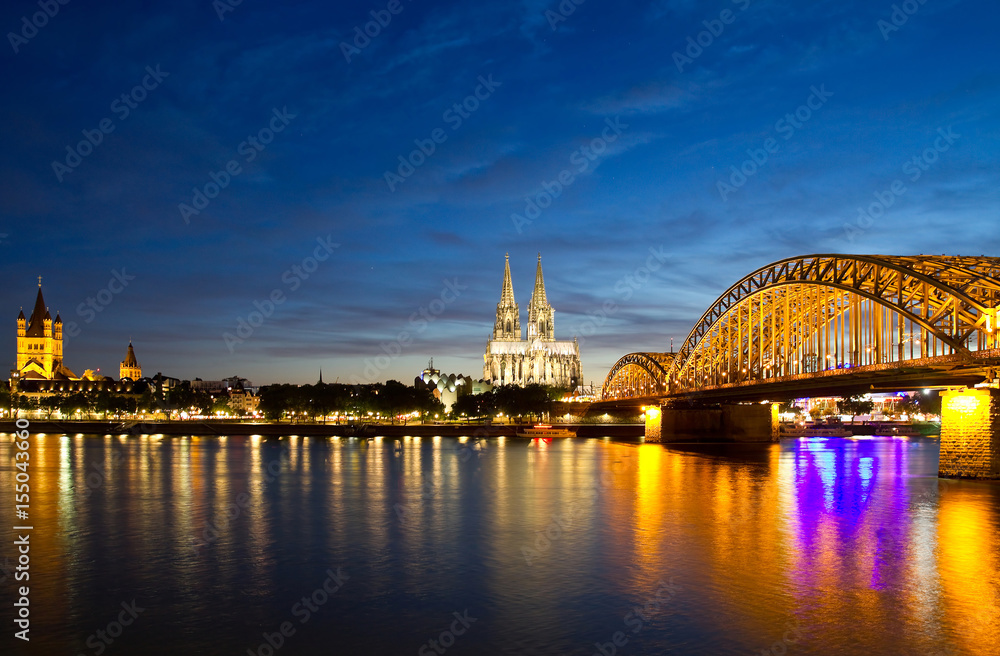  Nachtaufnahme von Köln am Rhein mit Hohenzollernbrücke