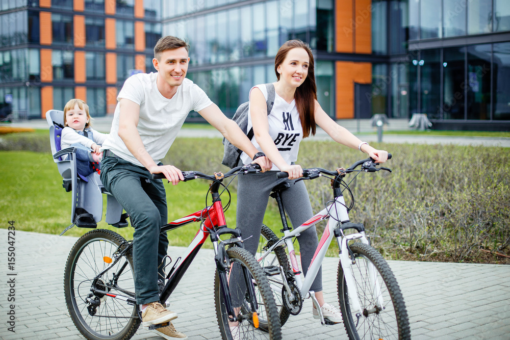 Obraz premium Happy family riding bicycles