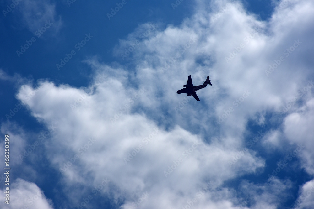 青空と白い雲と飛行機（未来、企業成功、発展などのイメージ）